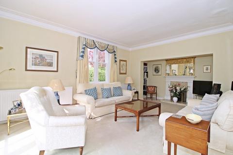12 Elwill Way, Beckenham, BR3 3AD