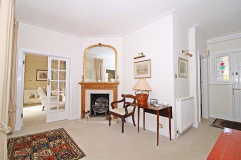 12 Elwill Way, Beckenham, BR3 3AD