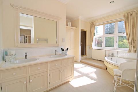 12 Elwill Way, Beckenham, BR3 3AD