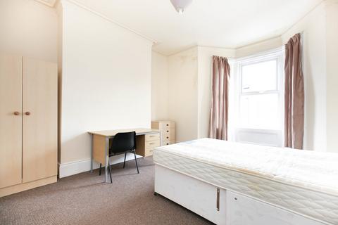 3 bedroom flat to rent, Hazelwood Avenue, Jesmond NE2