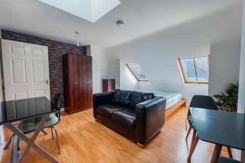 Studio to rent, Market Street, LE11 LE11