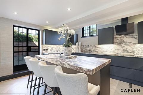 9 Hill Hall, Theydon Mount, Epping, CM16 7QQ