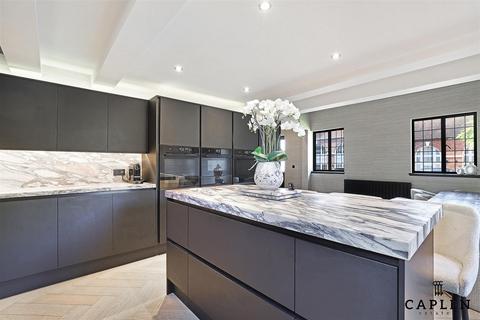 9 Hill Hall, Theydon Mount, Epping, CM16 7QQ