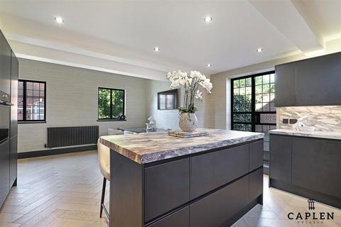 9 Hill Hall, Theydon Mount, Epping, CM16 7QQ