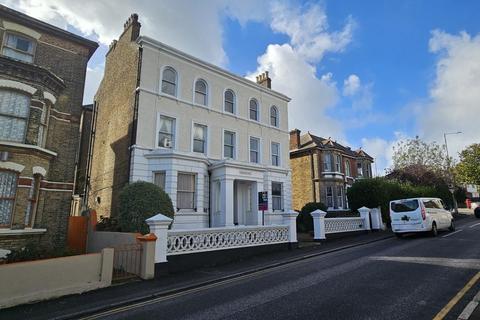 2 bedroom flat to rent, 4 Greenwood House, Granville Road, Broadstairs