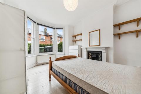 4 bedroom terraced house to rent, Wingford Road, London