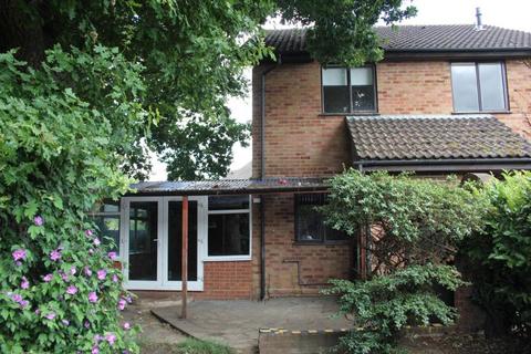 2 bedroom terraced house to rent, Newsham Road, Woking GU21