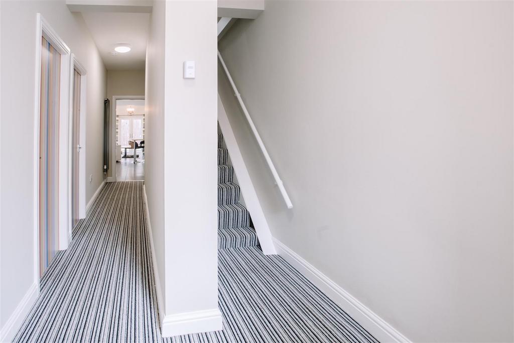 35 De Grey Hallway .jpg