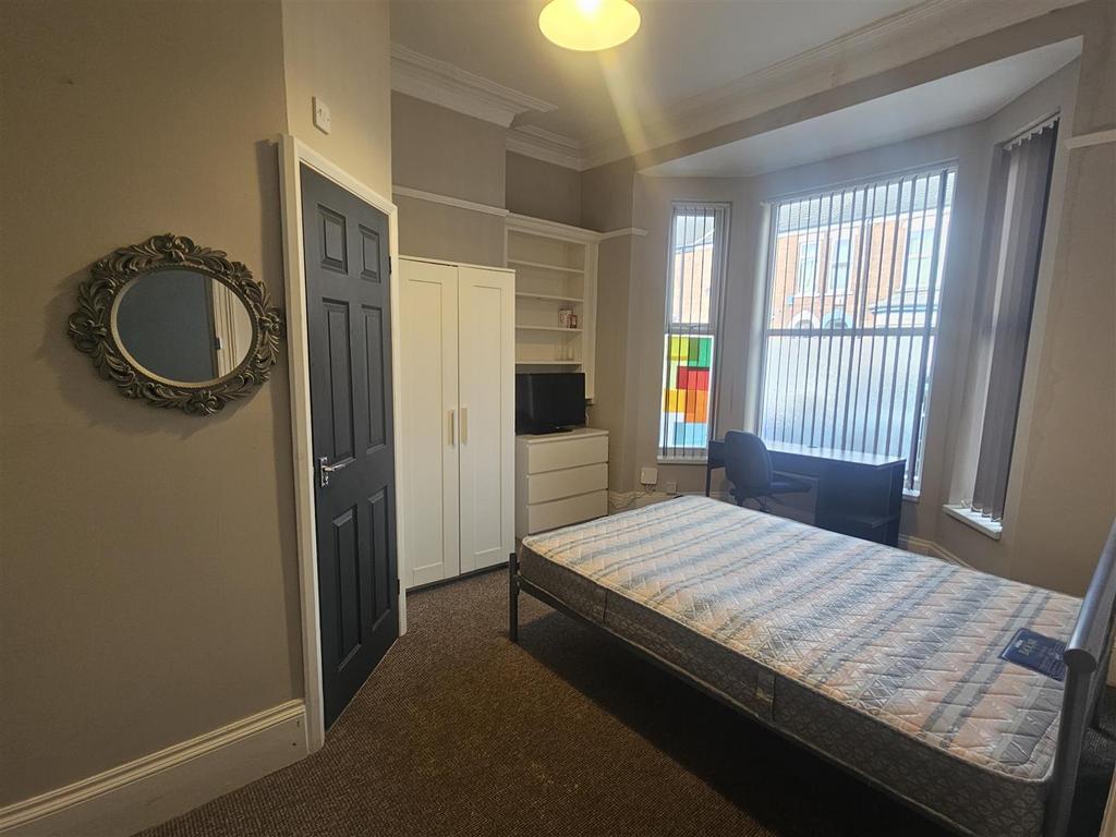 28 Vermont Street Room 1.jpg