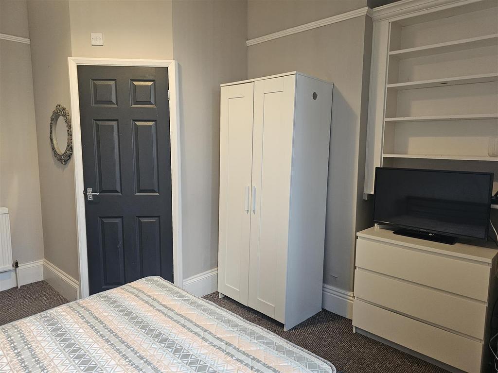 28 Vermont Street Room 1 photo 2.jpg