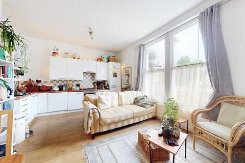 3 bedroom flat to rent, Oakfield Road, Finsbury Park