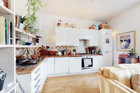 3 bedroom flat to rent, Oakfield Road, Finsbury Park