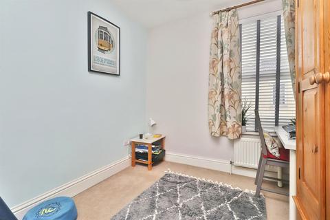 3 bedroom end of terrace house to rent, Collins Road, Southsea