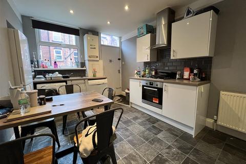 6 bedroom terraced house to rent, Queens Road, Hyde Park, Leeds, LS6 1HU