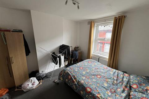 2 bedroom terraced house to rent, Harold View, Hyde Park, Leeds, LS6 1PP