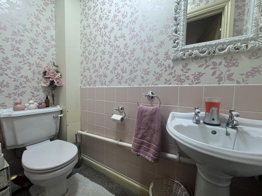 35 jillcott Road guest wc