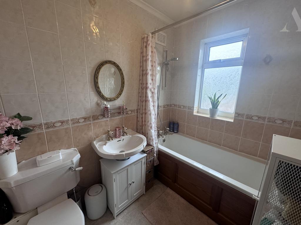 35 jillcott Road family bathroom