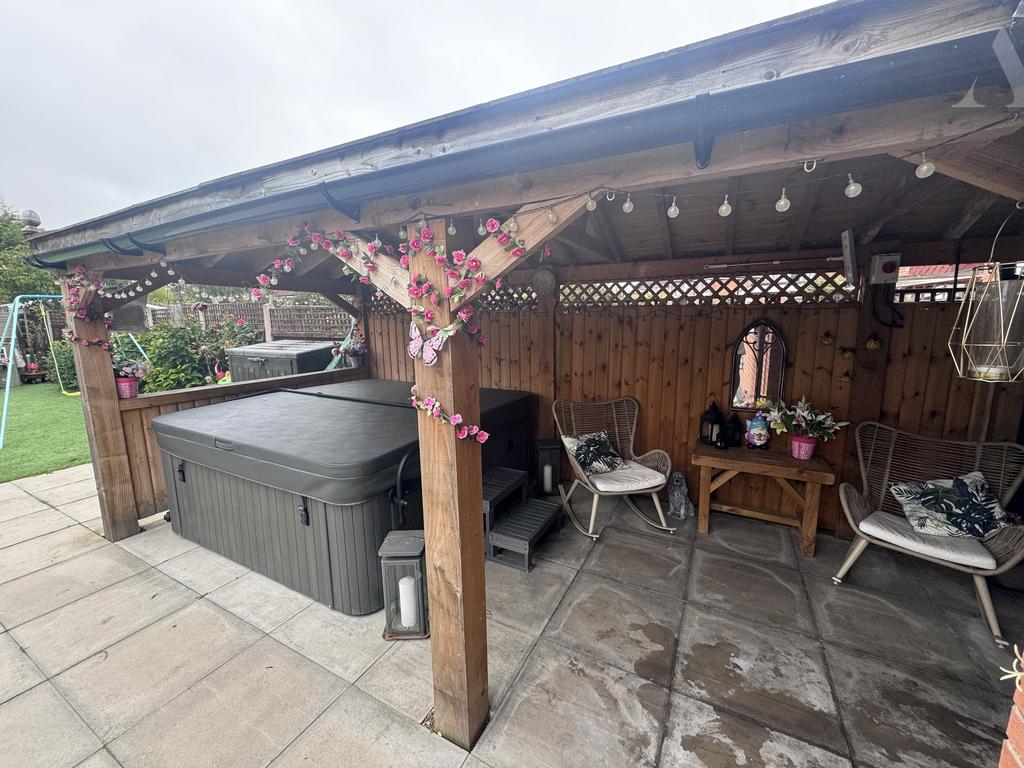 35 jillcott Road pergola and hot tub space x 2