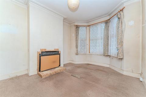 16 Belsize Avenue, London, W13 9TF