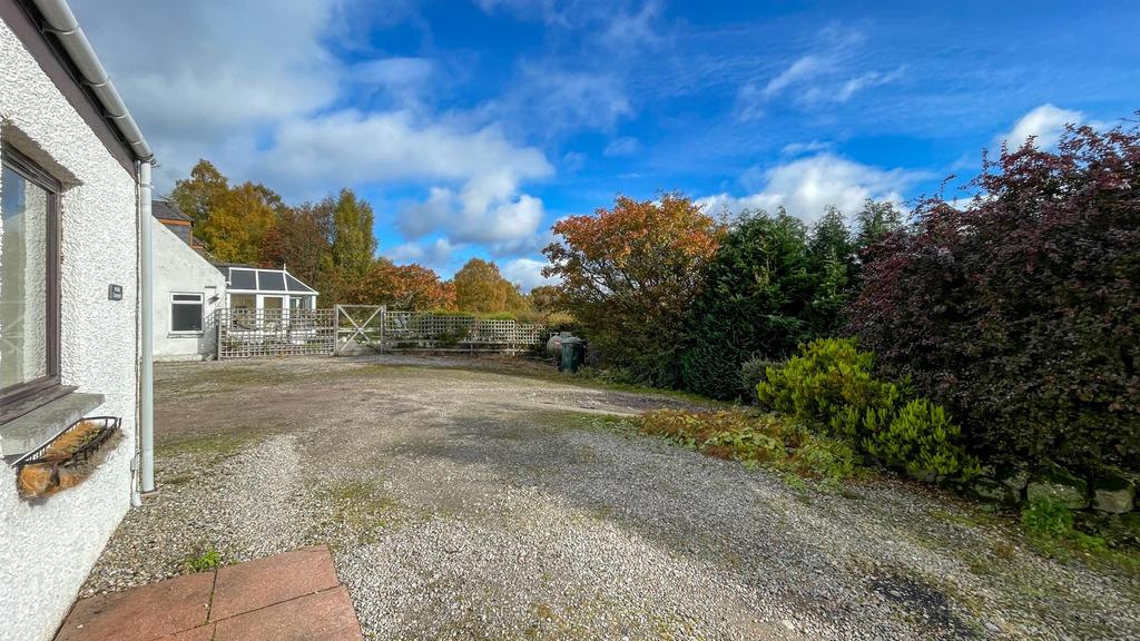 FRONT GARDEN, DRIVEWAY & PARKING