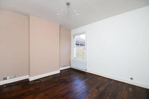 3 bedroom flat to rent, Radbourne Road, Balham, London, SW12