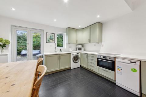 2 bedroom ground floor flat to rent, Eynham Road, London W12