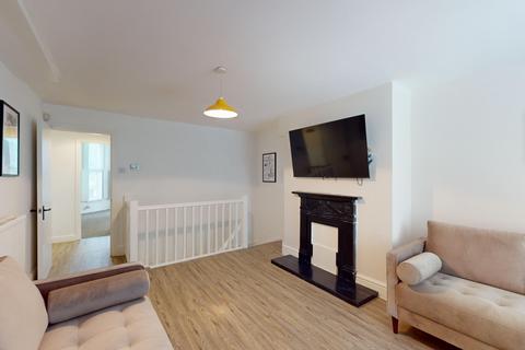 3 bedroom apartment to rent, Wilmslow Road, Manchester M20