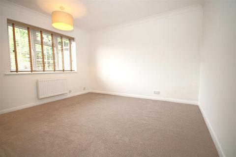 2 bedroom maisonette to rent, Bradley Court, Epsom Road, G,uildford, Surrey