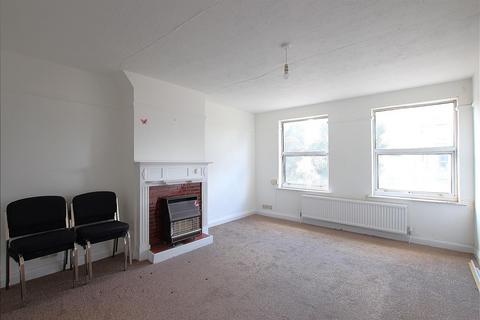 2 bedroom apartment to rent, Vicarage Farm Road, Hounslow TW5