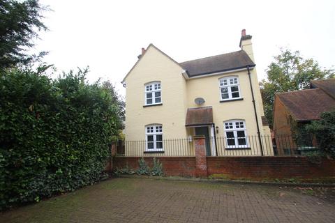 3 bedroom house to rent, Yeomans Court, Hemel Hempstead