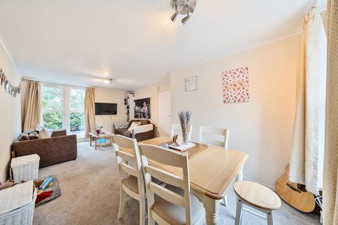 3 bedroom flat for sale, Carfax Place, Clapham