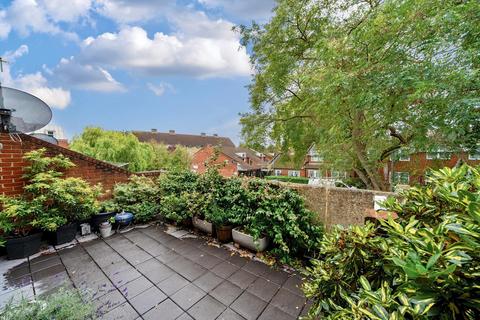 3 bedroom flat for sale, Carfax Place, Clapham