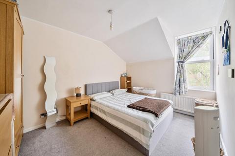 3 bedroom flat for sale, Carfax Place, Clapham