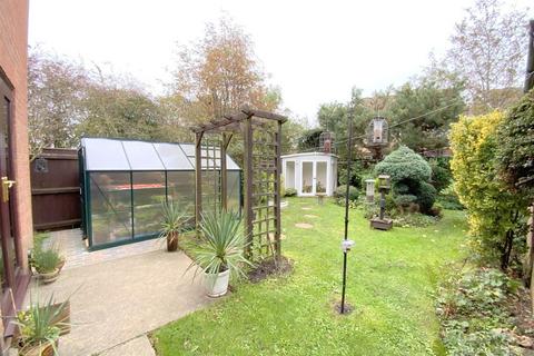 12 Coltsfoot Drive, Waltham, Grimsby, DN37 0XL
