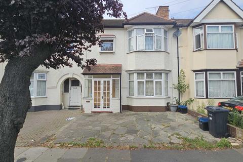 1 bedroom in a house share to rent, Charter Avenue, Ilford, IG2 7AD