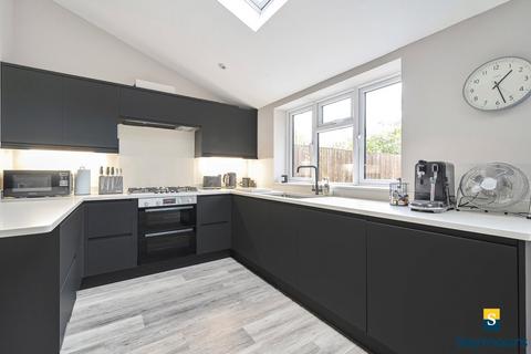 101 Charlock Way, Guildford, GU1 1XY