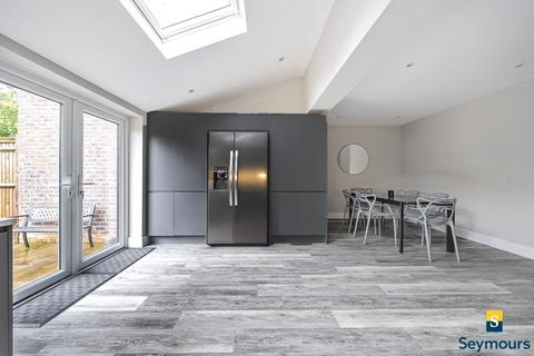 101 Charlock Way, Guildford, GU1 1XY