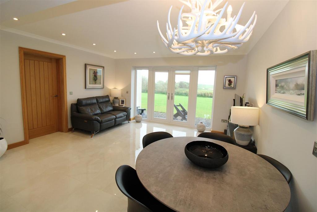 FAMILY ROOM.jpg