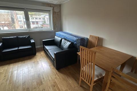 3 bedroom flat to rent, Montgomery Street, Middle, Port Glasgow, PA14