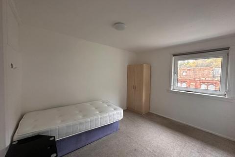 3 bedroom flat to rent, Montgomery Street, Middle, Port Glasgow, PA14