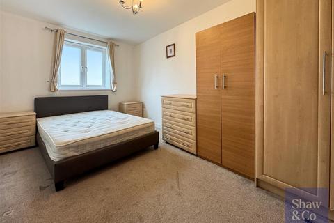 2 bedroom flat for sale, Aspects Court, Slough SL1