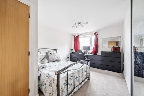 2 bedroom penthouse to rent, Stanley Road, Woking, GU21