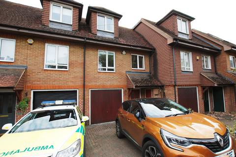 4 bedroom terraced house to rent, Stoughton Road, Guildford, Surrey, GU1