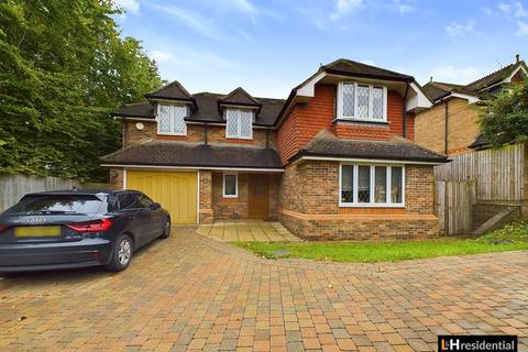 5 bedroom detached house to rent, Goodyers Avenue, Radlett WD7