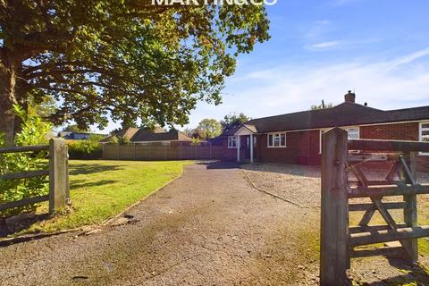 5 bedroom detached bungalow to rent, School Road, Barkham