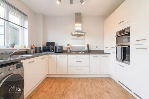 3 Cheddleton Close, Amington, Tamworth, B77 4FR