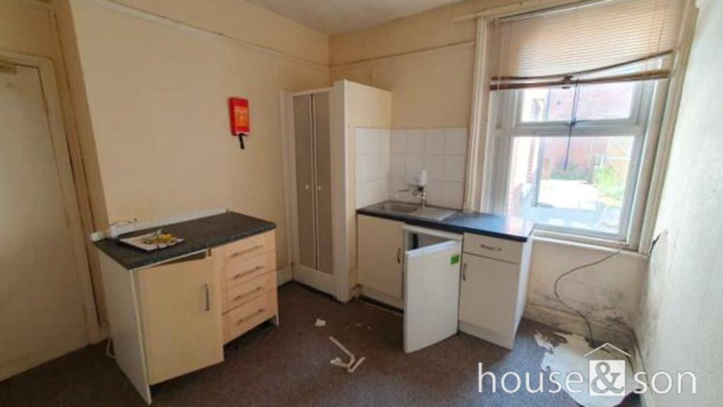 Ground floor bedsit 2