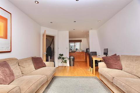 2 bedroom flat to rent, Salisbury Promenade, Green Lanes, London N8