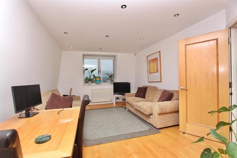 2 bedroom flat to rent, Salisbury Promenade, Green Lanes, London N8