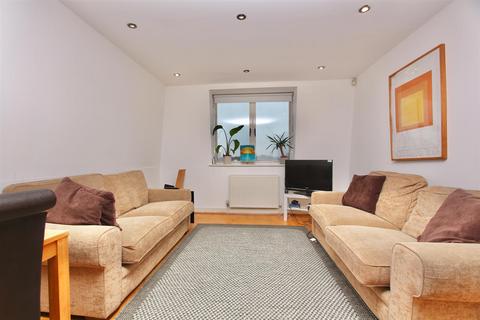 2 bedroom flat to rent, Salisbury Promenade, Green Lanes, London N8